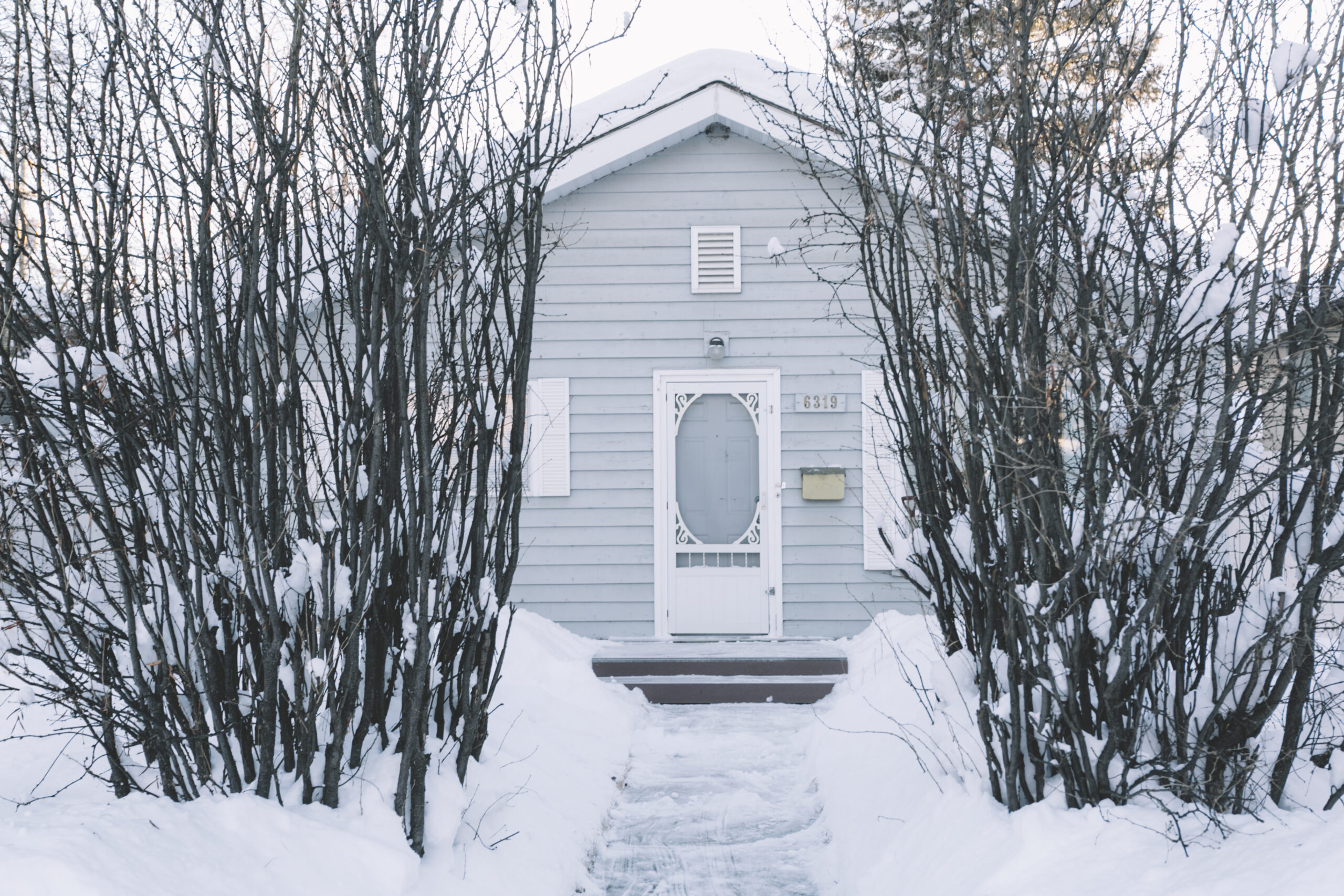 Can Safe Paw or Safe Thaw Edge or Damage Surfaces Like Walkways or Porches?